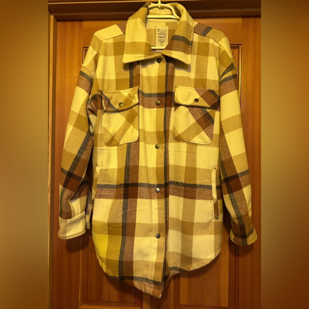 🤎BRAND NEW…NEVER WORN…Cream and Brown Super Soft,Jacket with Plaid Design
